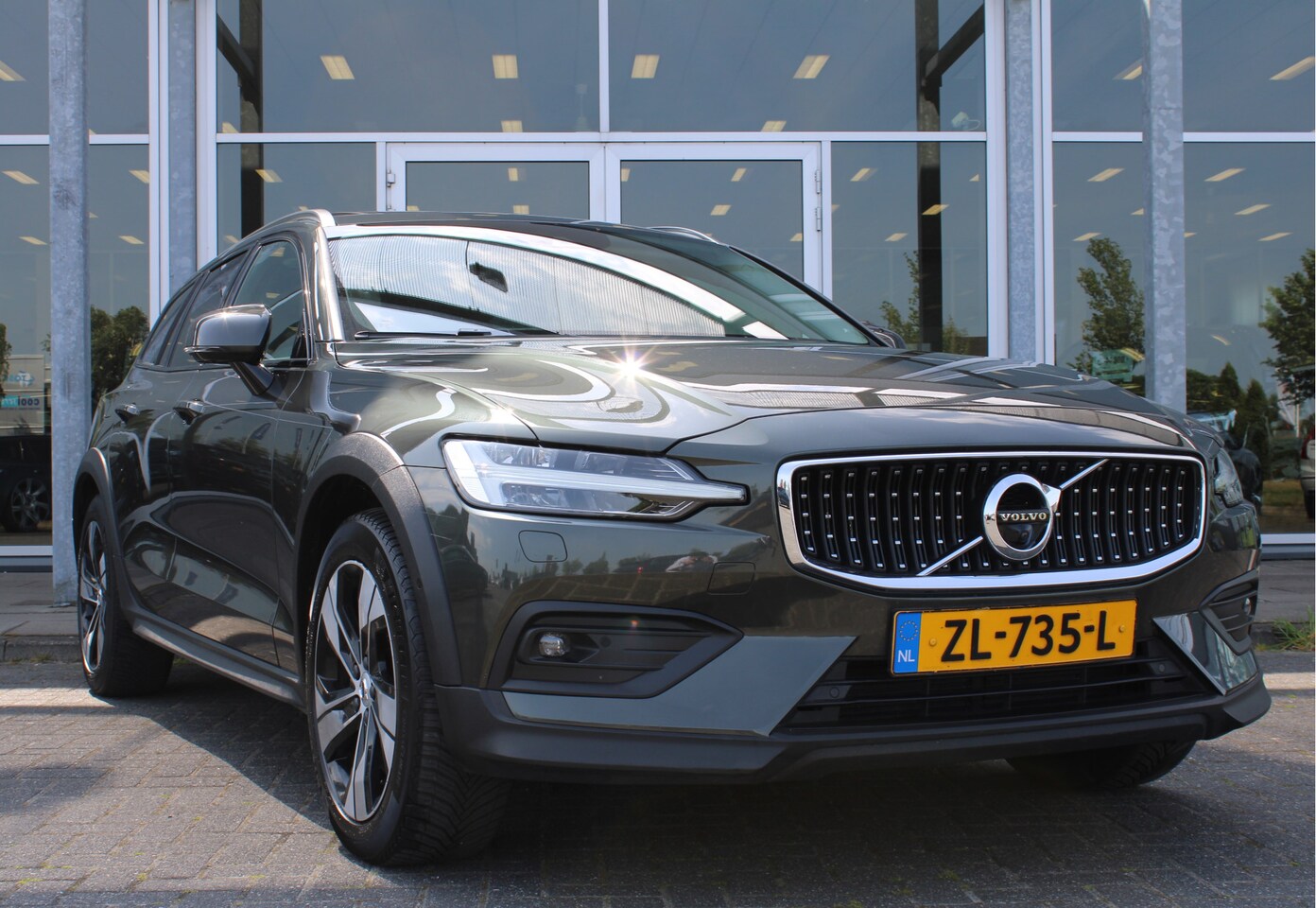 Volvo V60 Cross Country - D4 Automaat AWD Intro Edition | Trekhaak | Blis| Schuif/kanteldak | 360 Camera | Head-Up - AutoWereld.nl