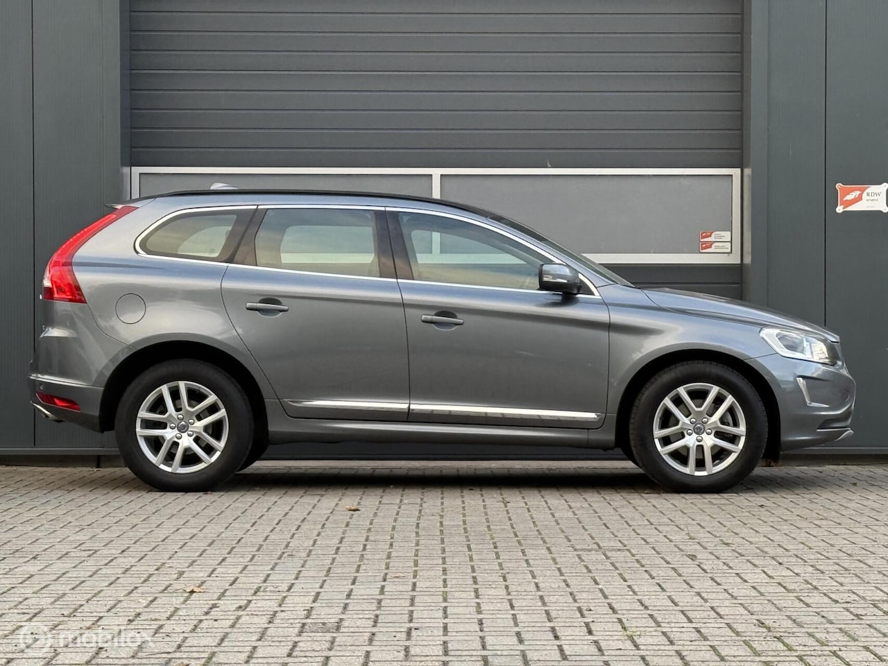Volvo XC60 - 2.0 D4 FWD Geartronic-8 Momentum -Xenon-elel.stoel-trekhaak-18inch-Dealerauto - AutoWereld.nl