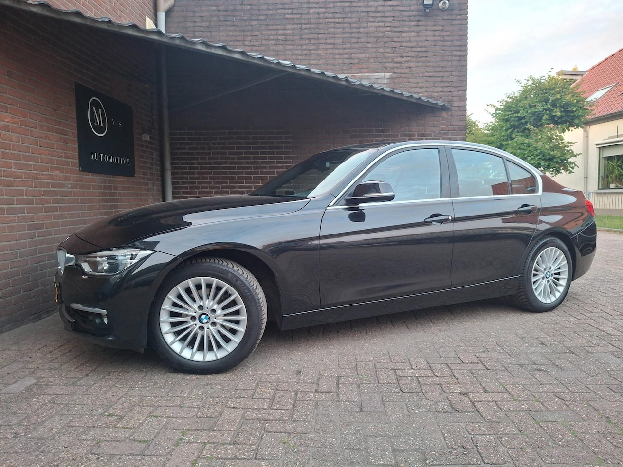 BMW 3-serie - 320i Luxury Edition 184PK Apple Carplay / Navigatie / Led Verlichting / Sport Automaat / V - AutoWereld.nl