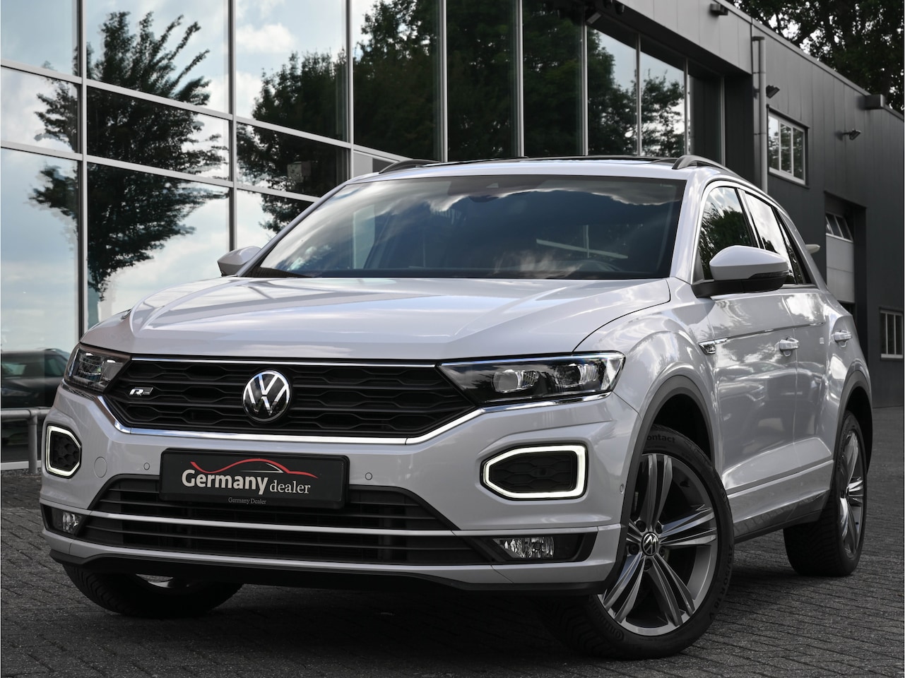 Volkswagen T-Roc - 1.5TSI R-Line Pano Keyless ACC Dodehoek Zetels Trekhaak - AutoWereld.nl