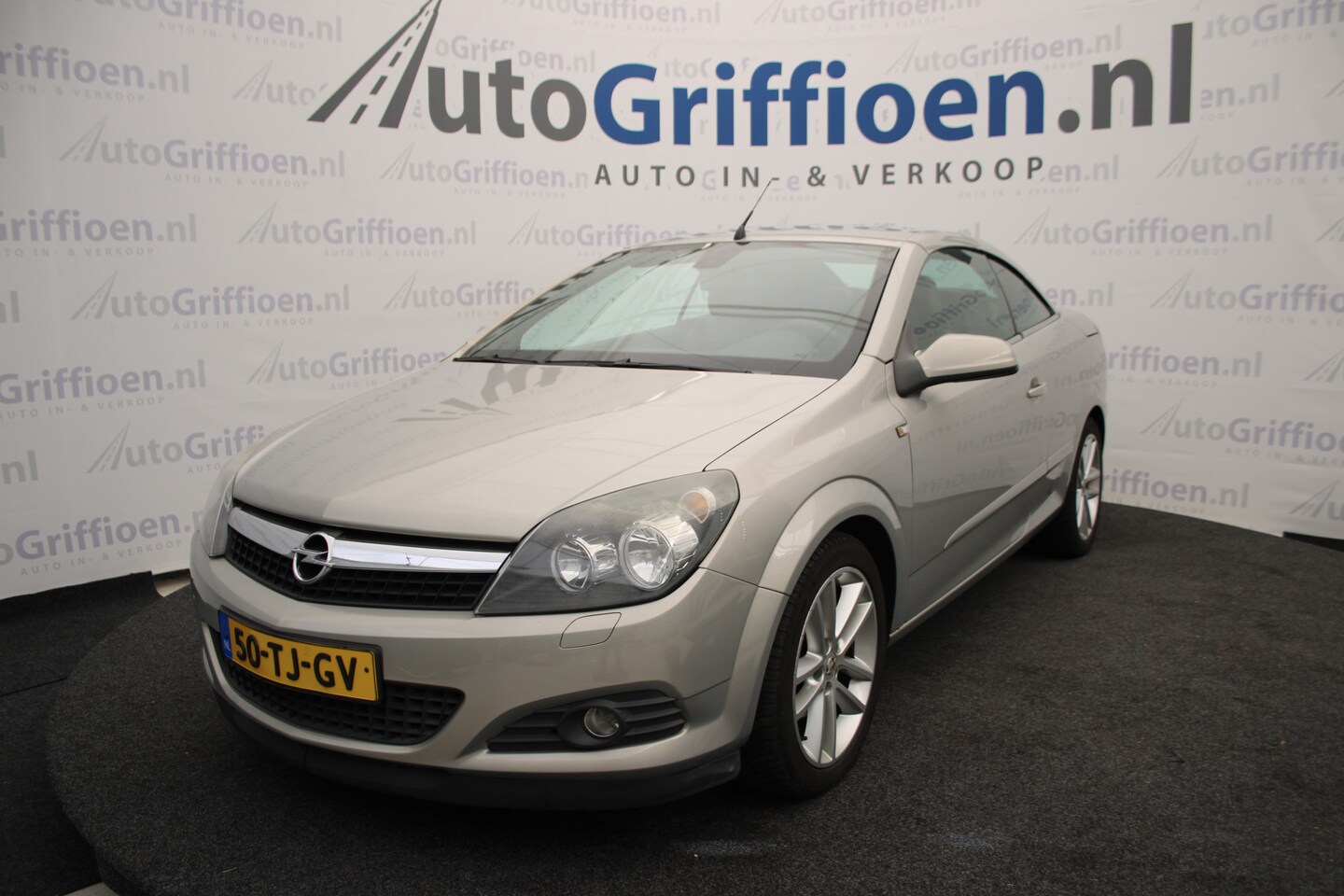 Opel Astra TwinTop - 1.8 Cosmo nette cabrio met leer - AutoWereld.nl