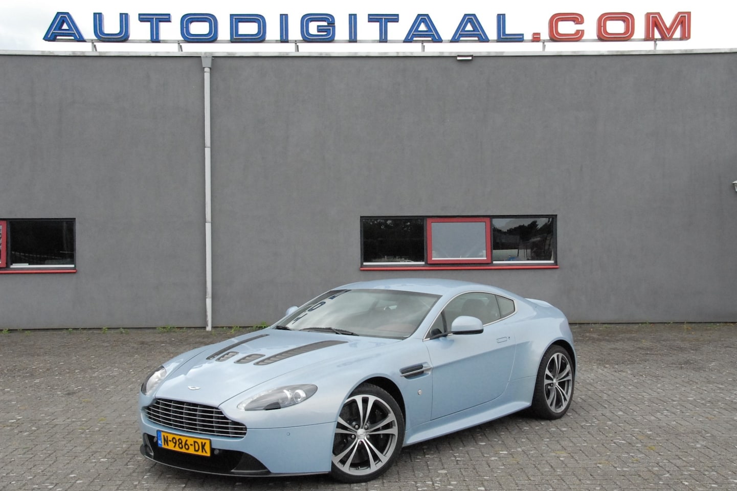 Aston Martin V12 Vantage - 5.9 V12 Vantage 6-Speed Manual/517 Pk./B&O/Keramische Remmen/Collectors Item - AutoWereld.nl