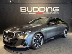 BMW i5 - M60 xDrive 84 kWh | Orig NL | Nw prijs €136500, - | Trekhaak | Pano | Driving Assist Pro