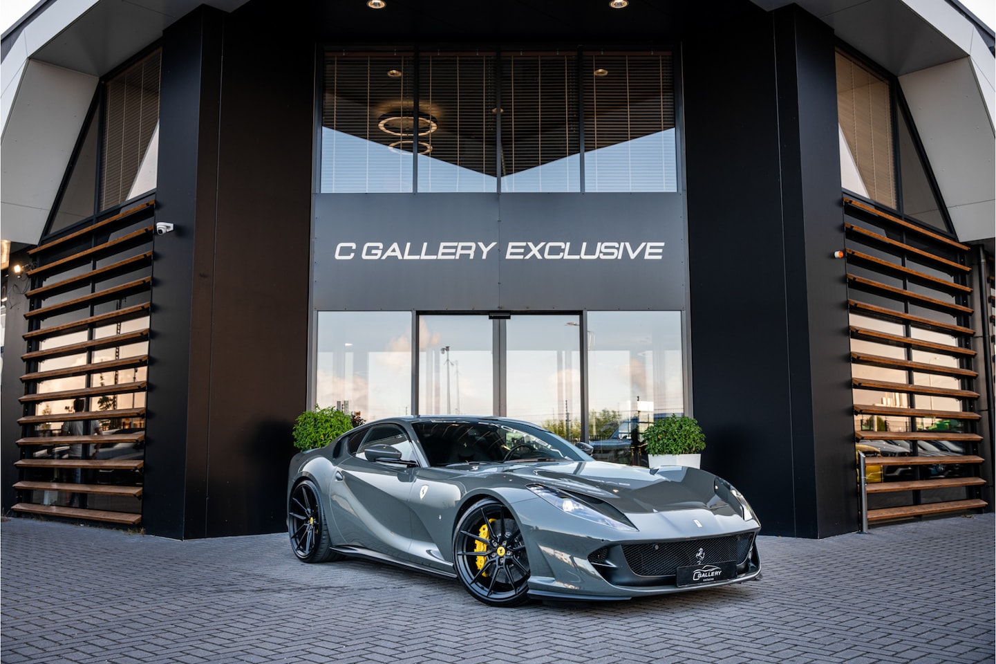 Ferrari 812 Superfast - 6.5 V12 HELE - Novitec | Grigio Scuro | Carbon Seats & Interior | Lift | Passenger Display - AutoWereld.nl