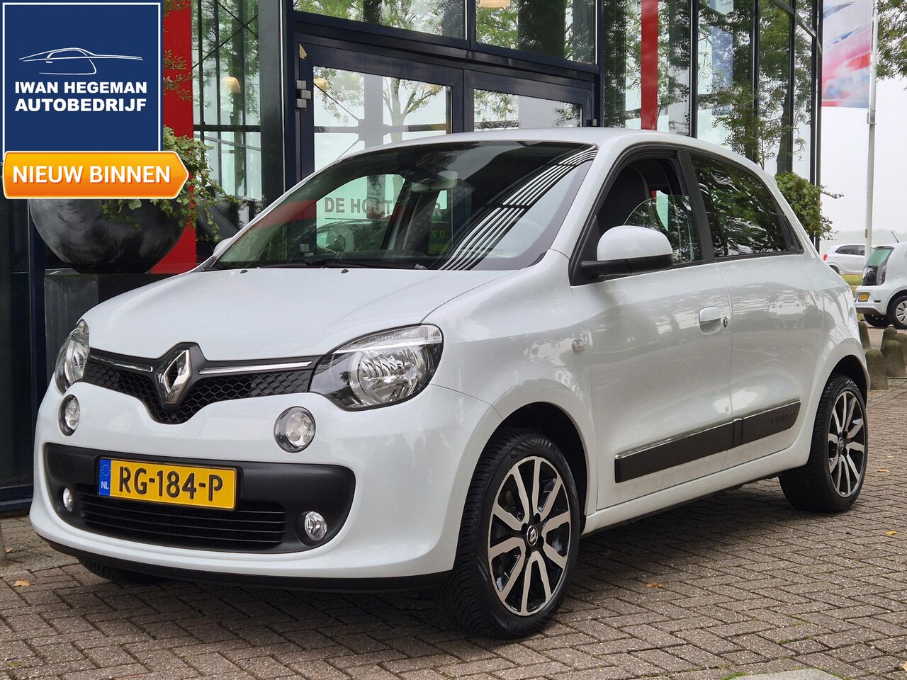 Renault Twingo - 1.0 SCe Intens AUTOMAAT | Navigatie | Parkeercamera | Cruise Control | Climate Control - AutoWereld.nl