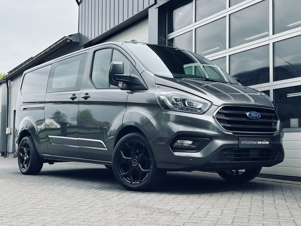 Ford Transit Custom - 300 2.0 TDCI 170pk | Automaat | L2 | Dubbel Cabine 6 zits | Limited | Navigatie | Stoelver - AutoWereld.nl