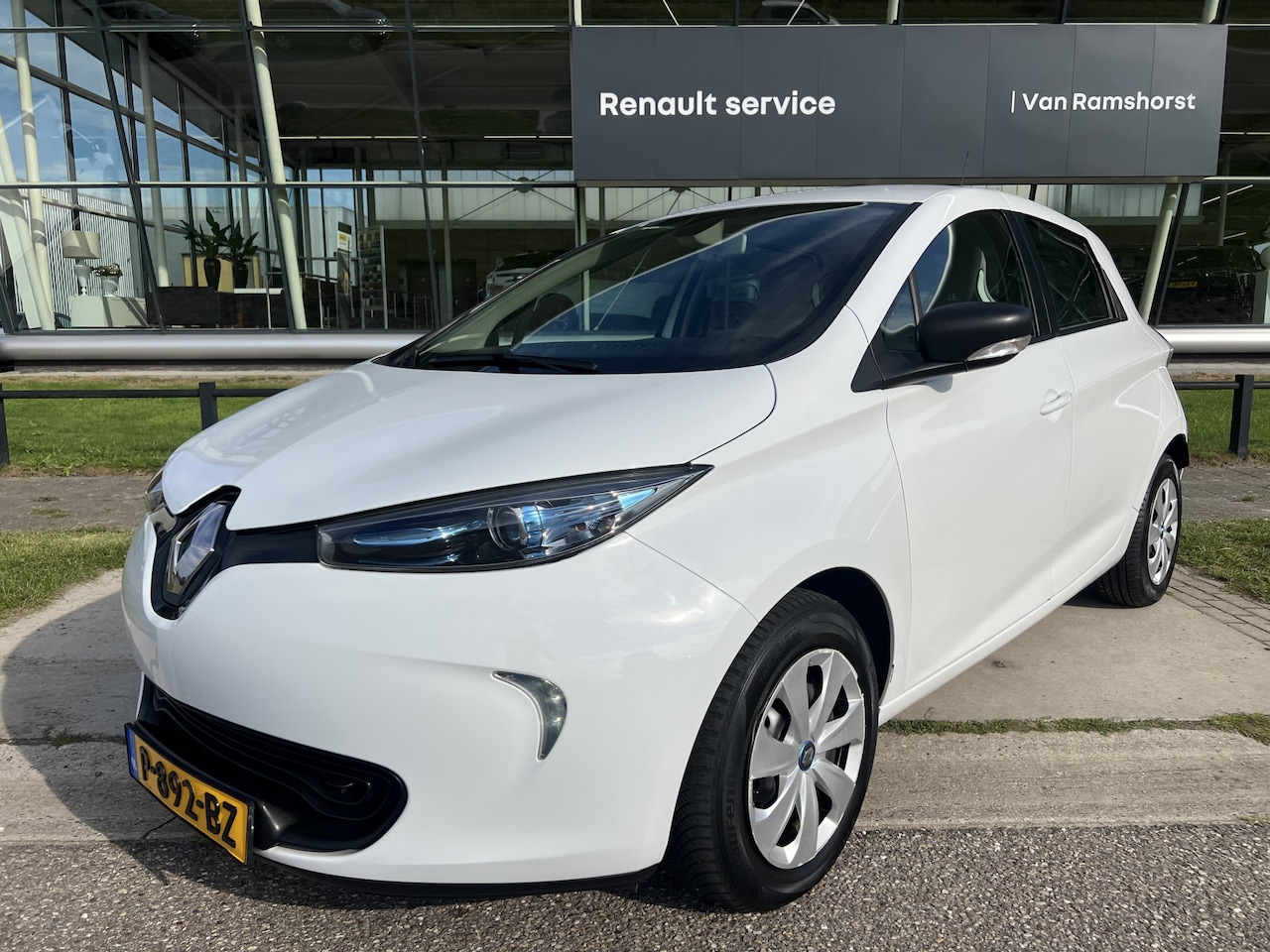 Renault Zoe - R90 Life 41 kWh Huur Accu / Airco / Cruise / - AutoWereld.nl