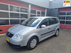 Volkswagen Touran - 7-persoons 1.6 Trendline met ruilmotor +/- 140000km en trekhaak