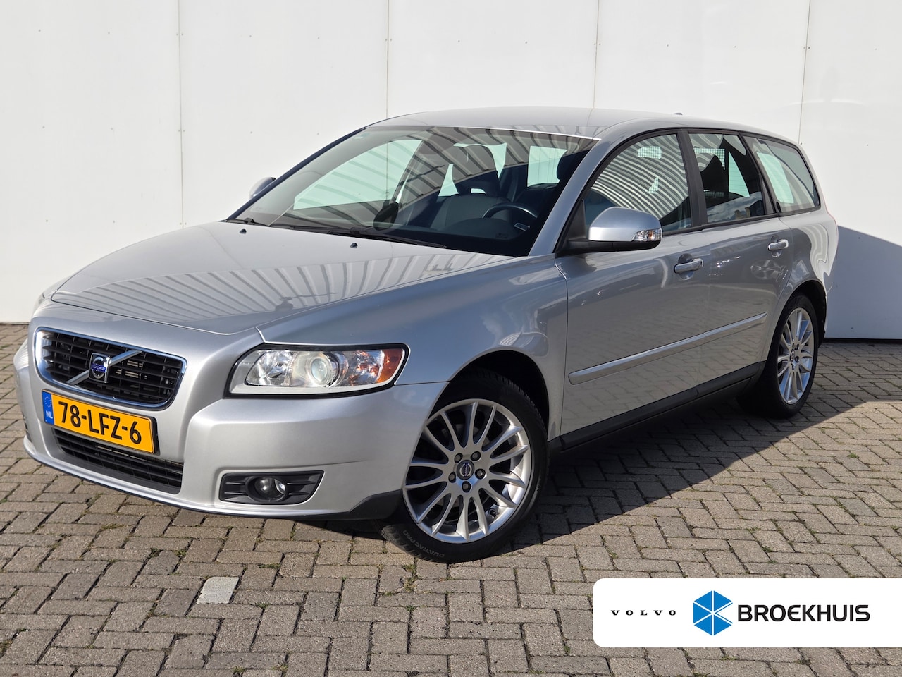 Volvo V50 - 2.0 Sport Lage KM! | Dealer Onderhouden! | Elek. best. Stoel! | Leuke Auto!! - AutoWereld.nl