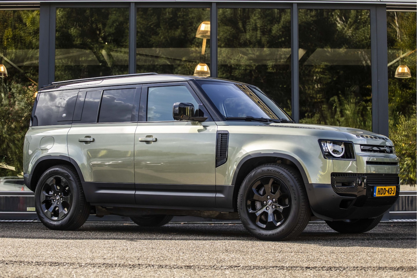 Land Rover Defender 110 - 2.0 P400e 110 Pano Dak  / Meridian Audio - AutoWereld.nl