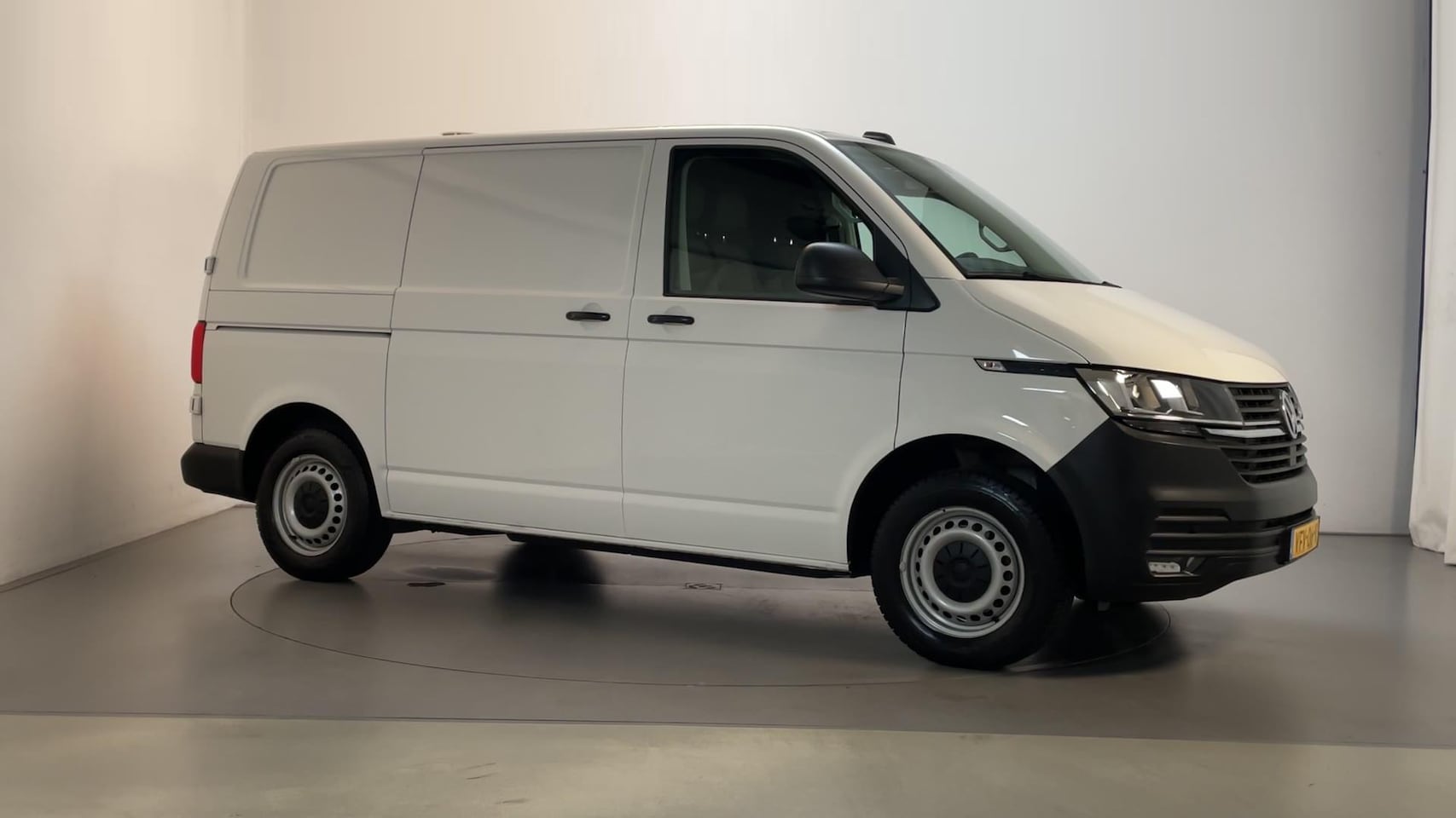 Volkswagen Transporter - 2.0 TDI 150pk DSG L1H1 3-zits Navigatie Camera DAB+ Cruise Control - AutoWereld.nl