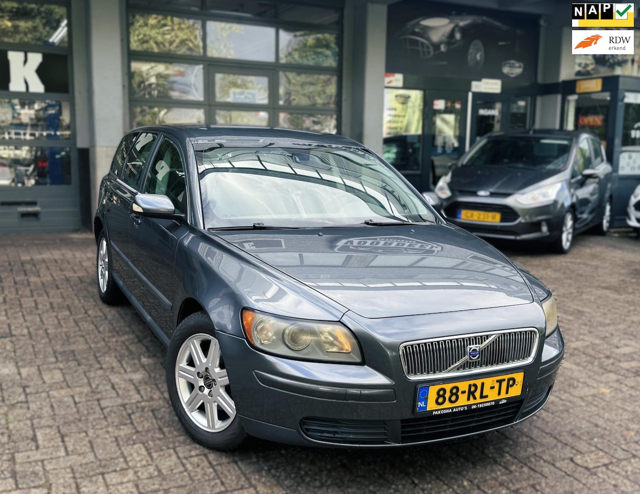Volvo V50 - 1.8 Momentum | AIRCO | CRUISE | TREKHAAK | ELEK.RAMEN | NAP | APK. - AutoWereld.nl