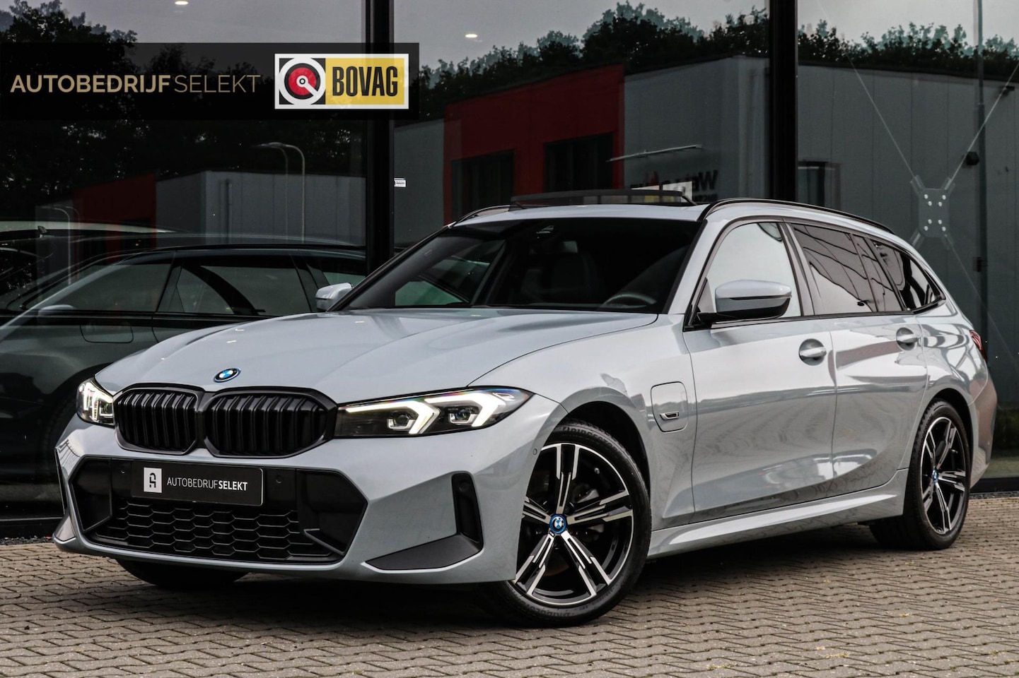 BMW 3-serie Touring - 320e - M-SPORT - PANO - CAMERA - BROOKLYN GREY - AutoWereld.nl
