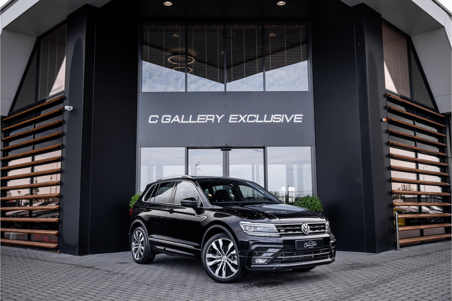 Volkswagen Tiguan - 2.0 TSI 4Motion Highline Business - R Line | Panorama | Elek. Trekhaak | ACC | Stoelverwar - AutoWereld.nl