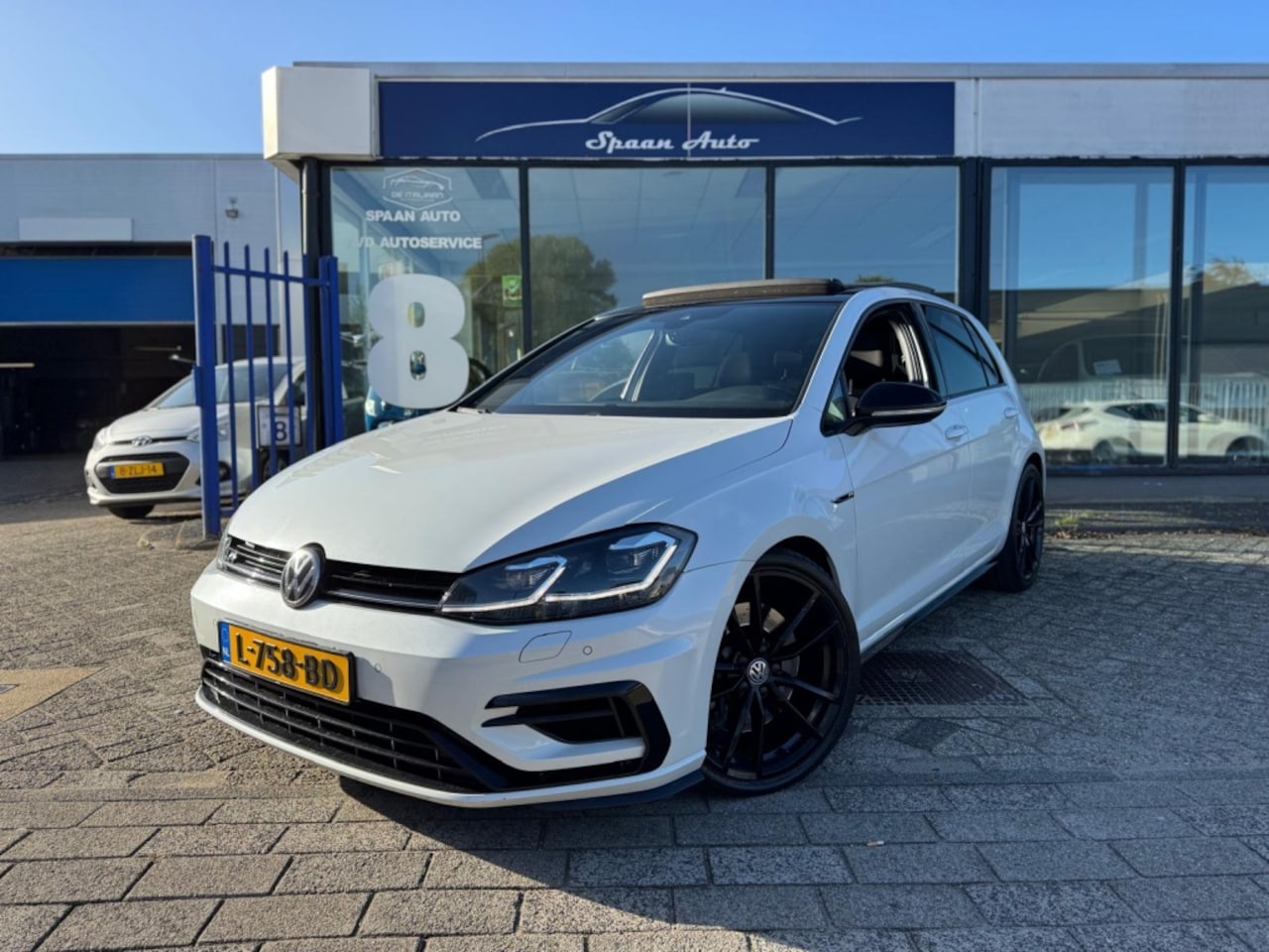 Volkswagen Golf - 2.0 TSI 4Motion 7.5R | PANO | DYN AUDIO | LED - AutoWereld.nl
