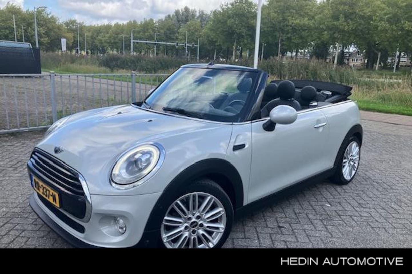 MINI Cabrio - 1.5 Cooper Chili Serious Business Mini 1.5 Cooper Chili Serious Business - AutoWereld.nl
