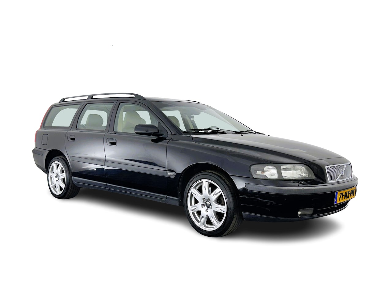 Volvo V70 - 2.4 Momentum Aut. *LUXURT-LEATHER | HEATED-COMFORTSEATS | ECC | CRUISE | 17''ALU | TOWBAR* - AutoWereld.nl