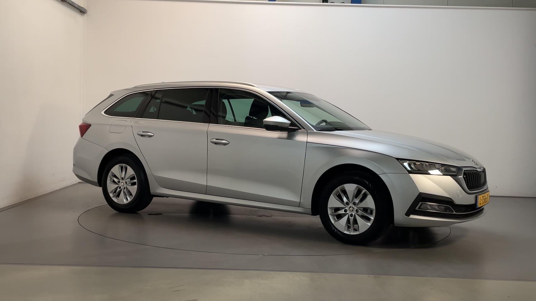 Skoda Octavia Combi - 1.0 TSI 110pk Business Edition Virtual Cockpit Navigatie Parkeersensoren - AutoWereld.nl