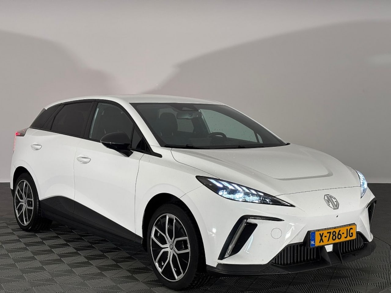 MG 4 - MG4 Luxury 64 kWh | Half LEDER | ECC | Trekhaak ✅ 1e Eigenaar - AutoWereld.nl