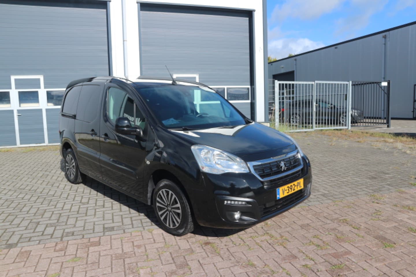 Peugeot Partner - 120 1.6 BlueHDi 100 L1 Premium Pack 120 1.6 BlueHDi 100 L1 Premium Pack - AutoWereld.nl