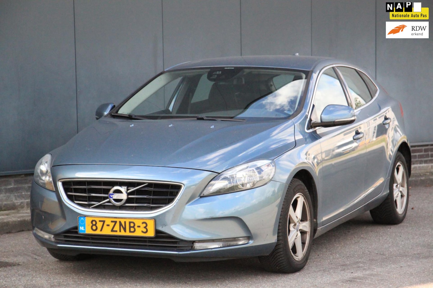 Volvo V40 - 2.0 D3 Momentum 5 Cilinder/Camera/Stoelverwarming/Navigatie - AutoWereld.nl