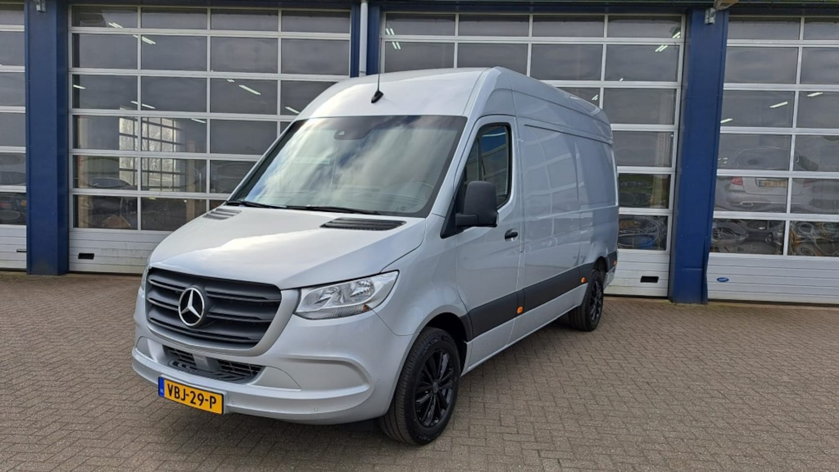 Mercedes-Benz Sprinter - 319CDI 3.0V6 190PK L2H2 / M-Bux / 3.500kg Trekhaak / Leer / Dis - AutoWereld.nl