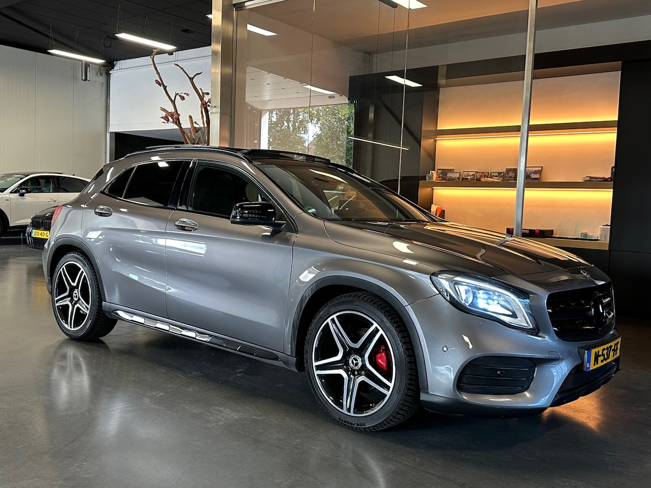 Mercedes-Benz GLA-Klasse - 200 Amg night Panorama Groot-Navi 19Inch - AutoWereld.nl
