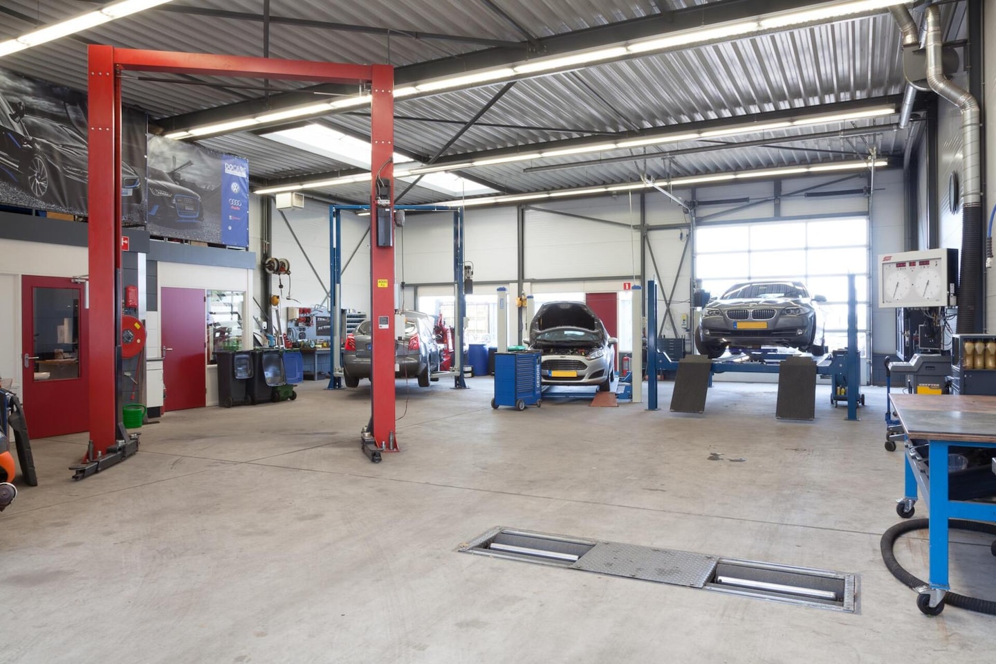 Volkswagen Transporter - 2.0 TDI L2H1 DC Highline 2.0 TDI 204 PK DSG Dubbele Cabine T edition Business - eerste eig - AutoWereld.nl