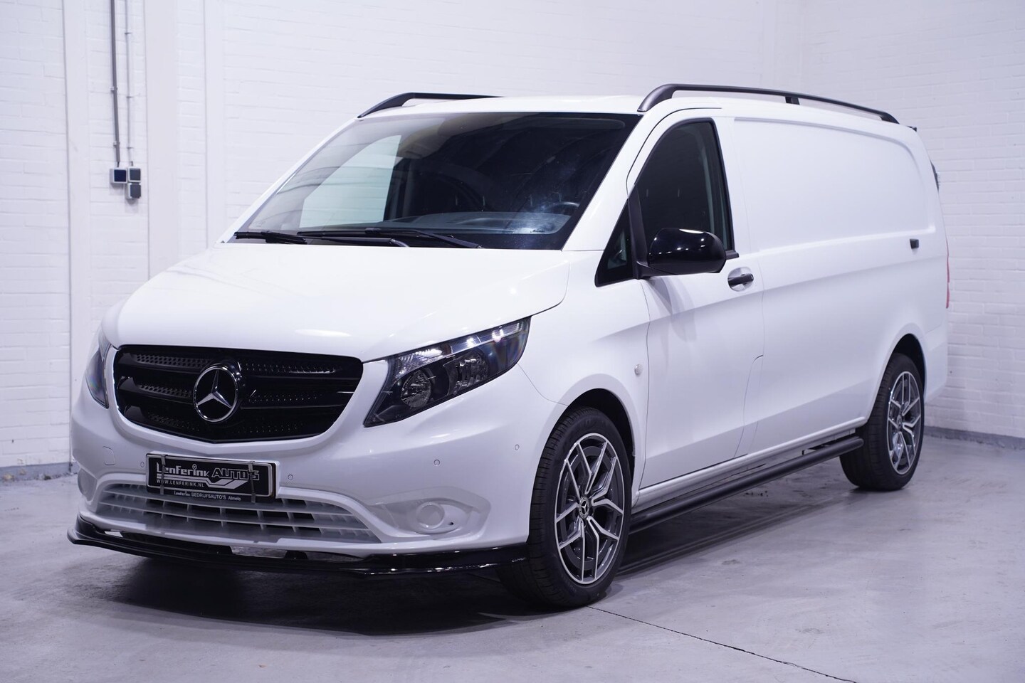 Mercedes-Benz Vito - 116 CDI 163 pk XL Black&White Edition Navi, 19" AMG Wielen, Camera, Spoiler Pakket, PDC V+ - AutoWereld.nl