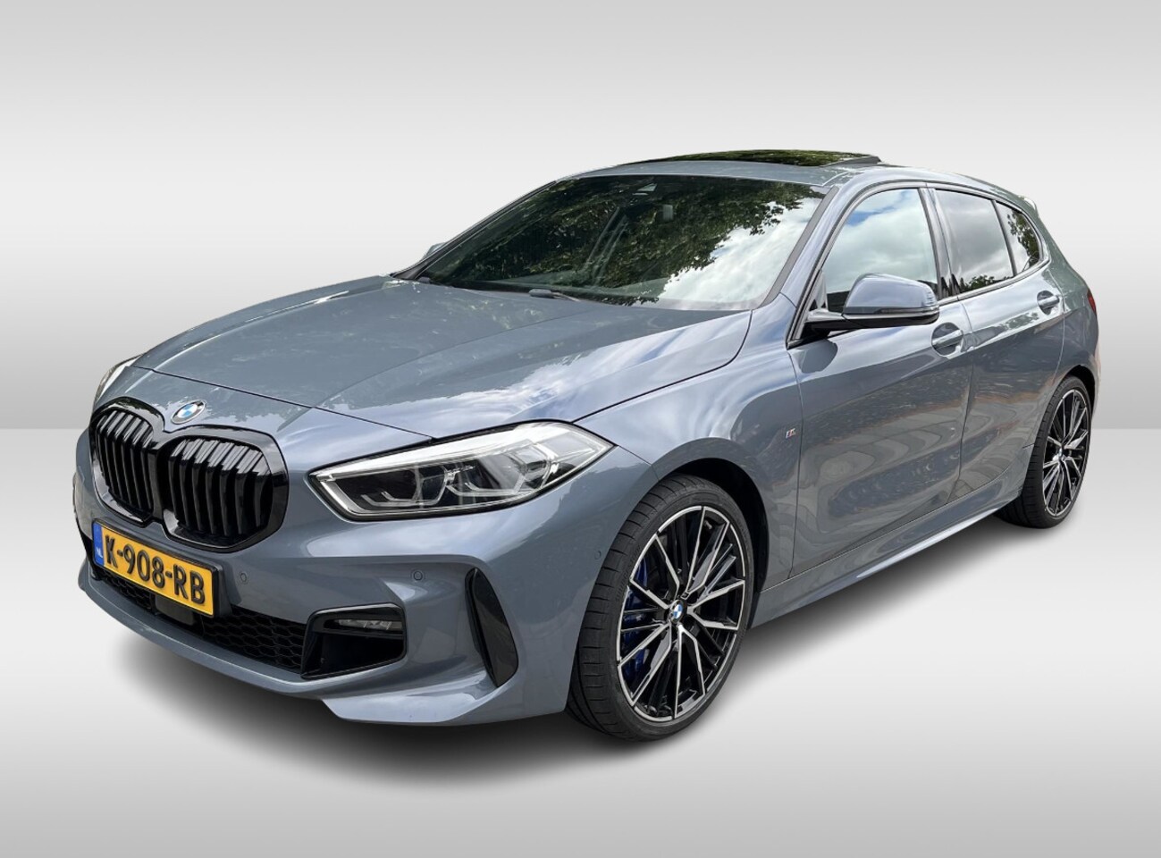BMW 1-serie - 118i High Exe. M Sport / Panoramadak / Camera / Lederen Kuipstoelen / 19'' / Getint glas / - AutoWereld.nl