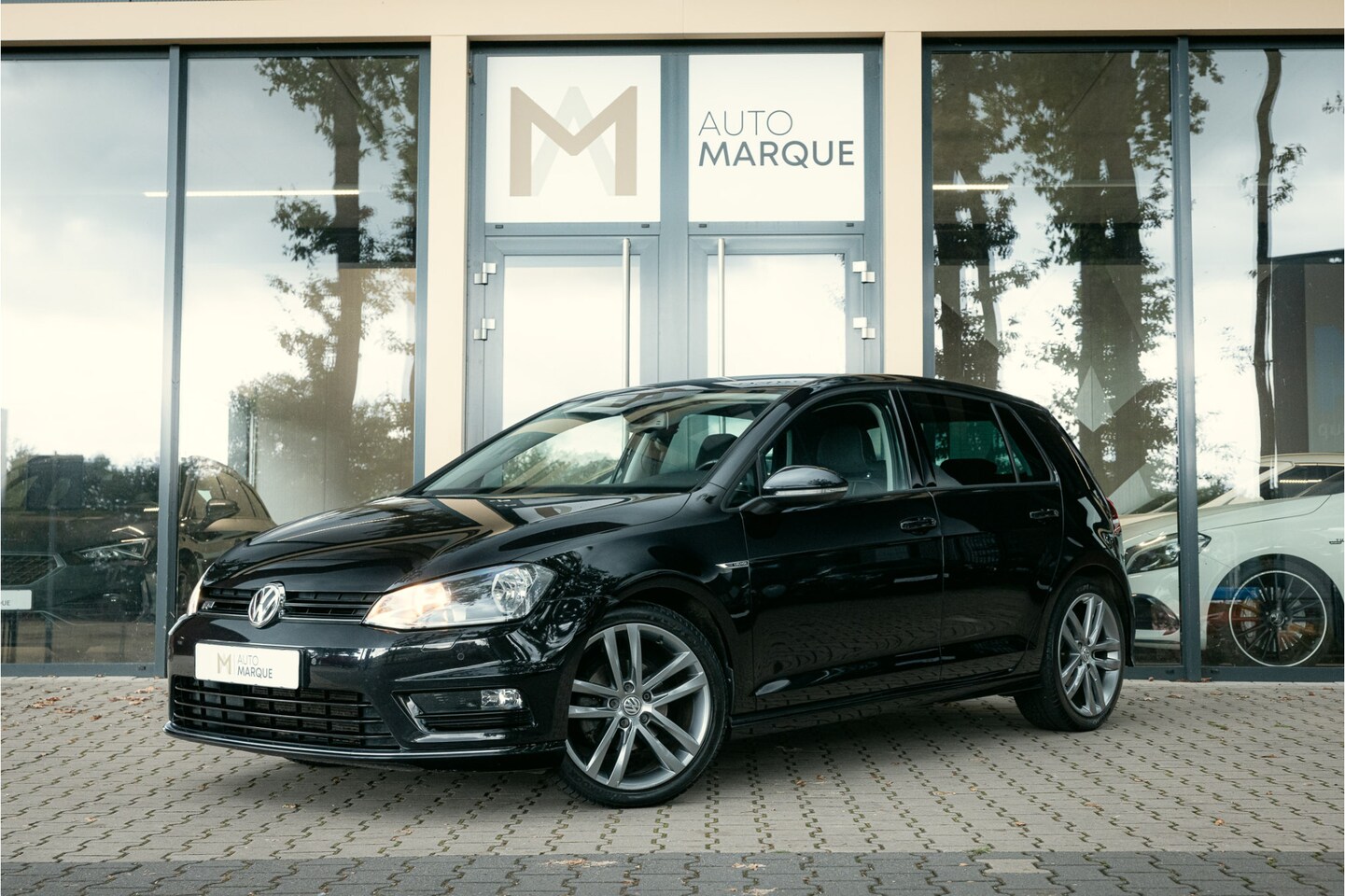 Volkswagen Golf - 1.2 TSI 110PK | Business Edition R | | 18” LM Velgen | R-Line | LED Achter | Stoelverwarmi - AutoWereld.nl