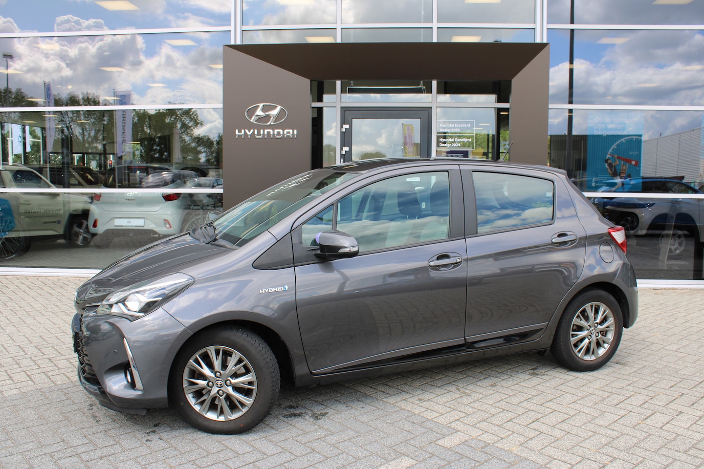 Toyota Yaris - 1.5 Hybrid Executive | Automaat | Stoelverwarming | Navigatie | Cruise Control - AutoWereld.nl
