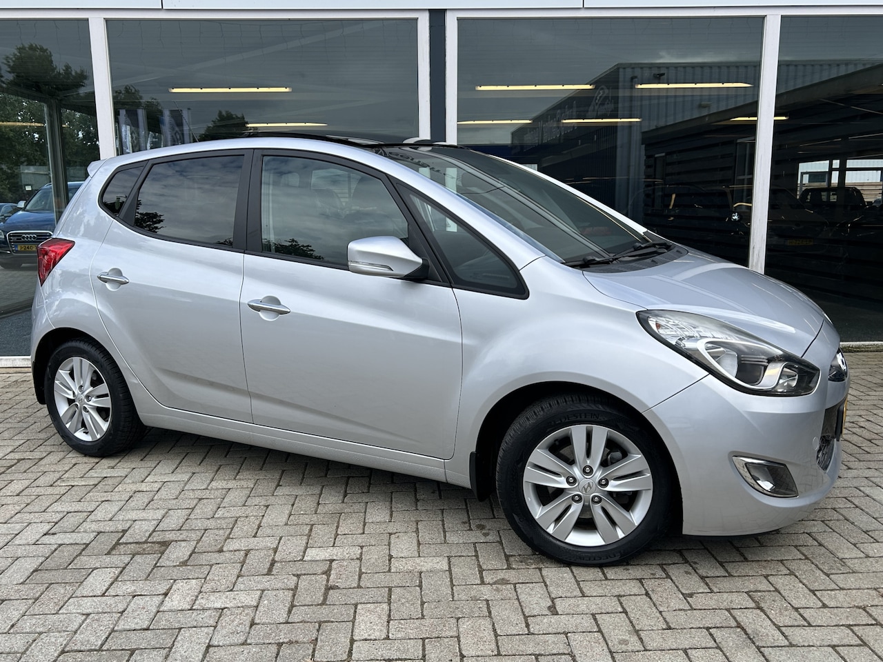 Hyundai ix20 - 1.6i i-Catcher 42DKM! / Automaat / Leder / Schuif-kantel dak / Cruise - AutoWereld.nl