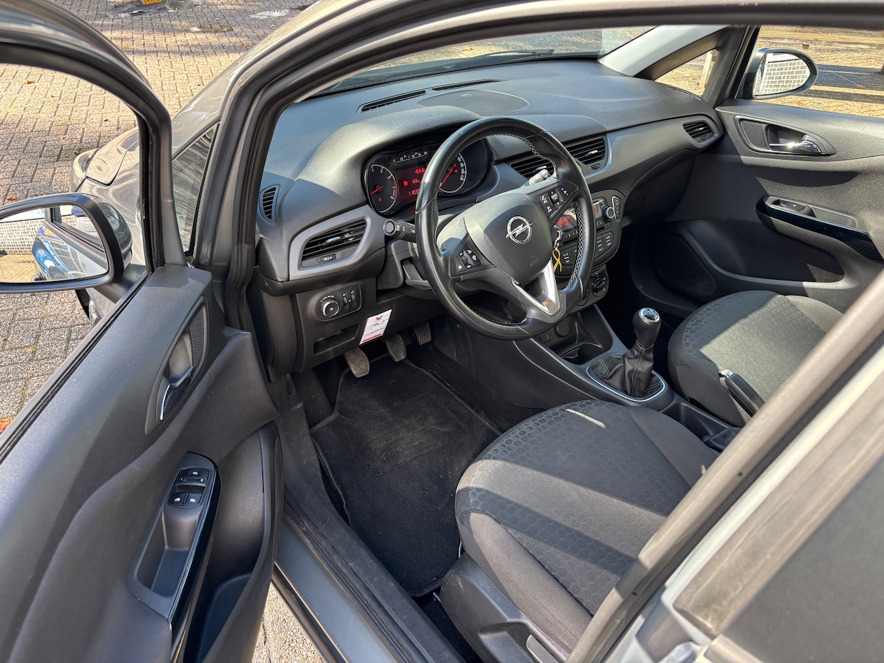 Opel Corsa - 1.2-16V Business+ | Airco. Cruise. Parkeersensoren. Etc.