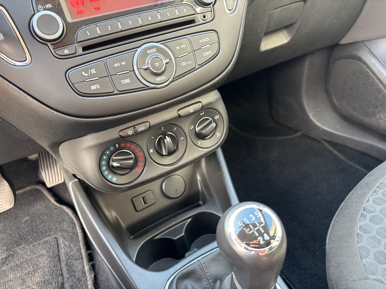 Opel Corsa - 1.2-16V Business+ | Airco. Cruise. Parkeersensoren. Etc.