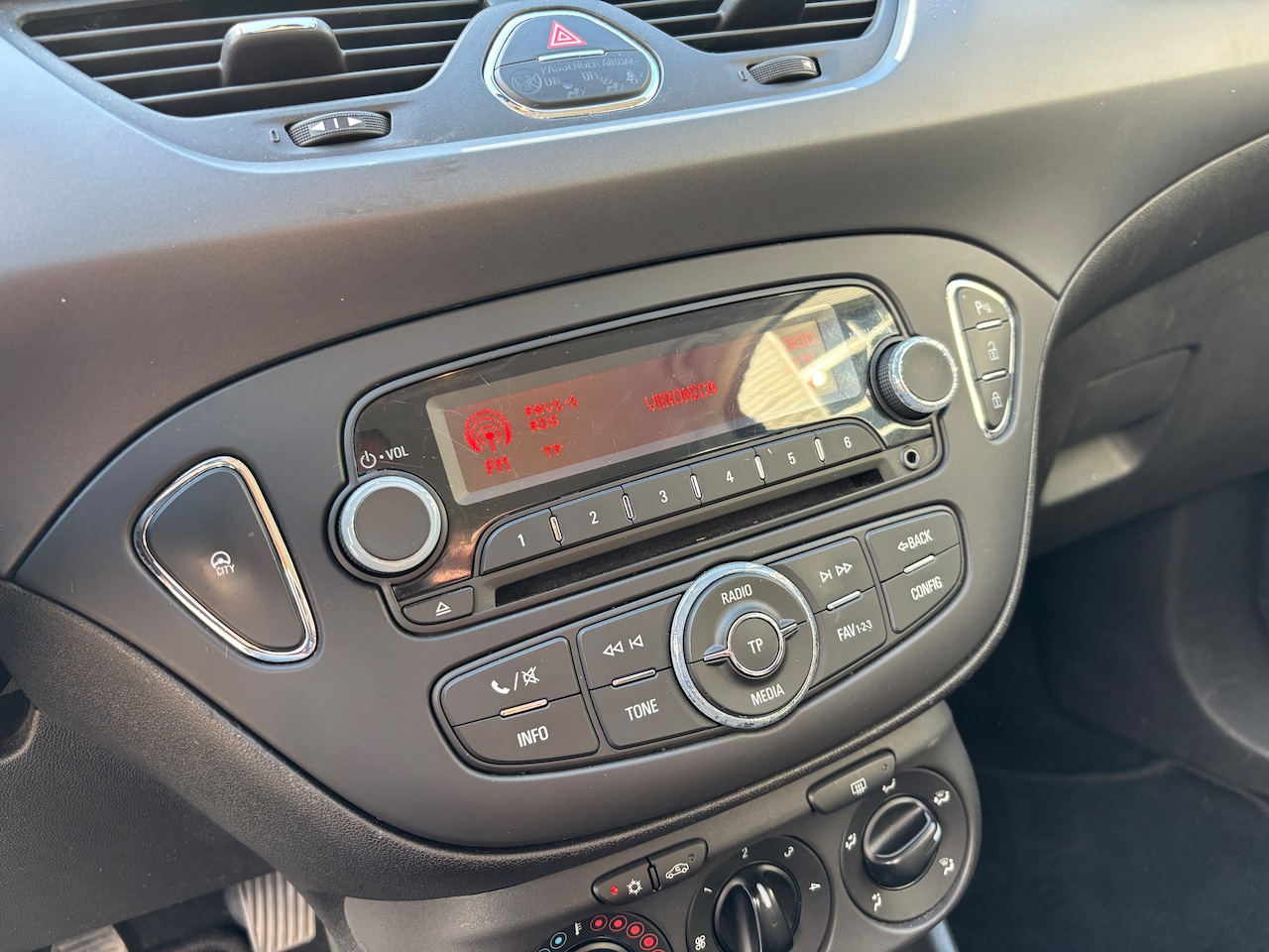 Opel Corsa - 1.2-16V Business+ | Airco. Cruise. Parkeersensoren. Etc.