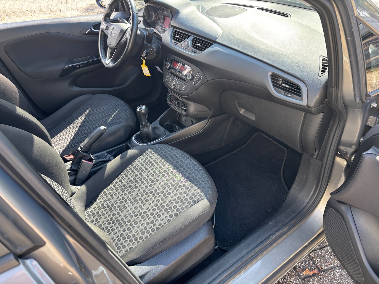 Opel Corsa - 1.2-16V Business+ | Airco. Cruise. Parkeersensoren. Etc.