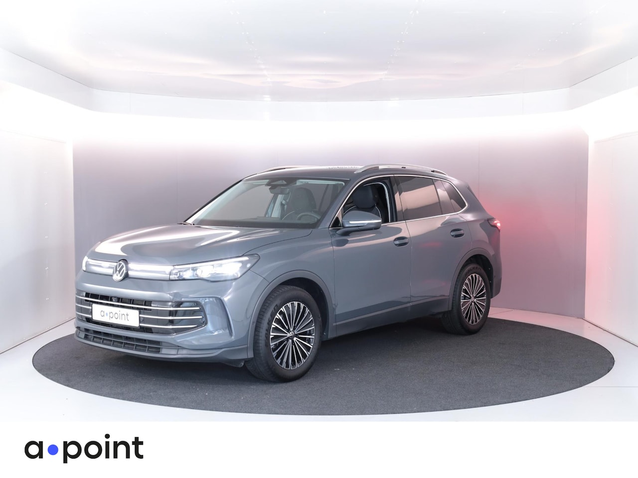 Volkswagen Tiguan - 1.5 TSI Elegance 150 pk Automaat (DSG) | Navigatie | Elektr. trekhaak | Parkeersensoren (P - AutoWereld.nl