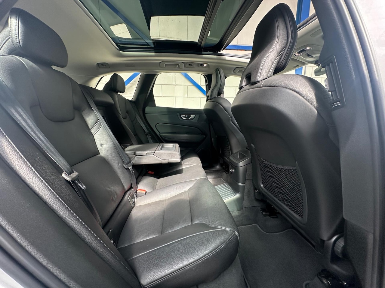 Volvo XC60 - 2.0 T8 Twin Engine AWD Inscription Pano|Adaptief Cruise|Trekhaak|Blis|Full - AutoWereld.nl