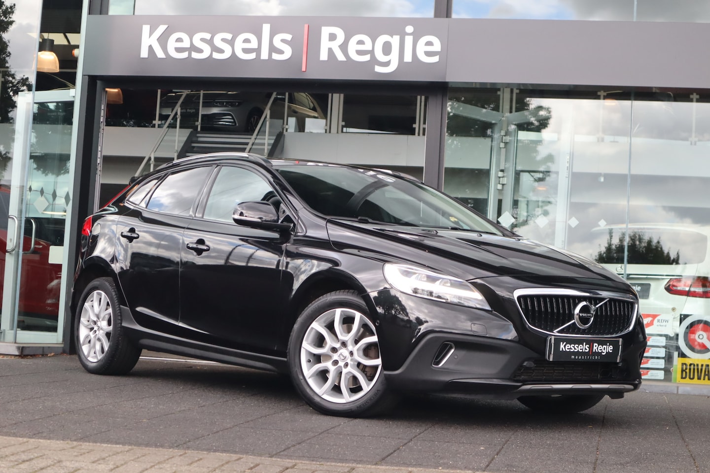 Volvo V40 Cross Country - 1.5 T3 Luxury H&K Pano Keyless Stoelverwarming Camera DAB - AutoWereld.nl