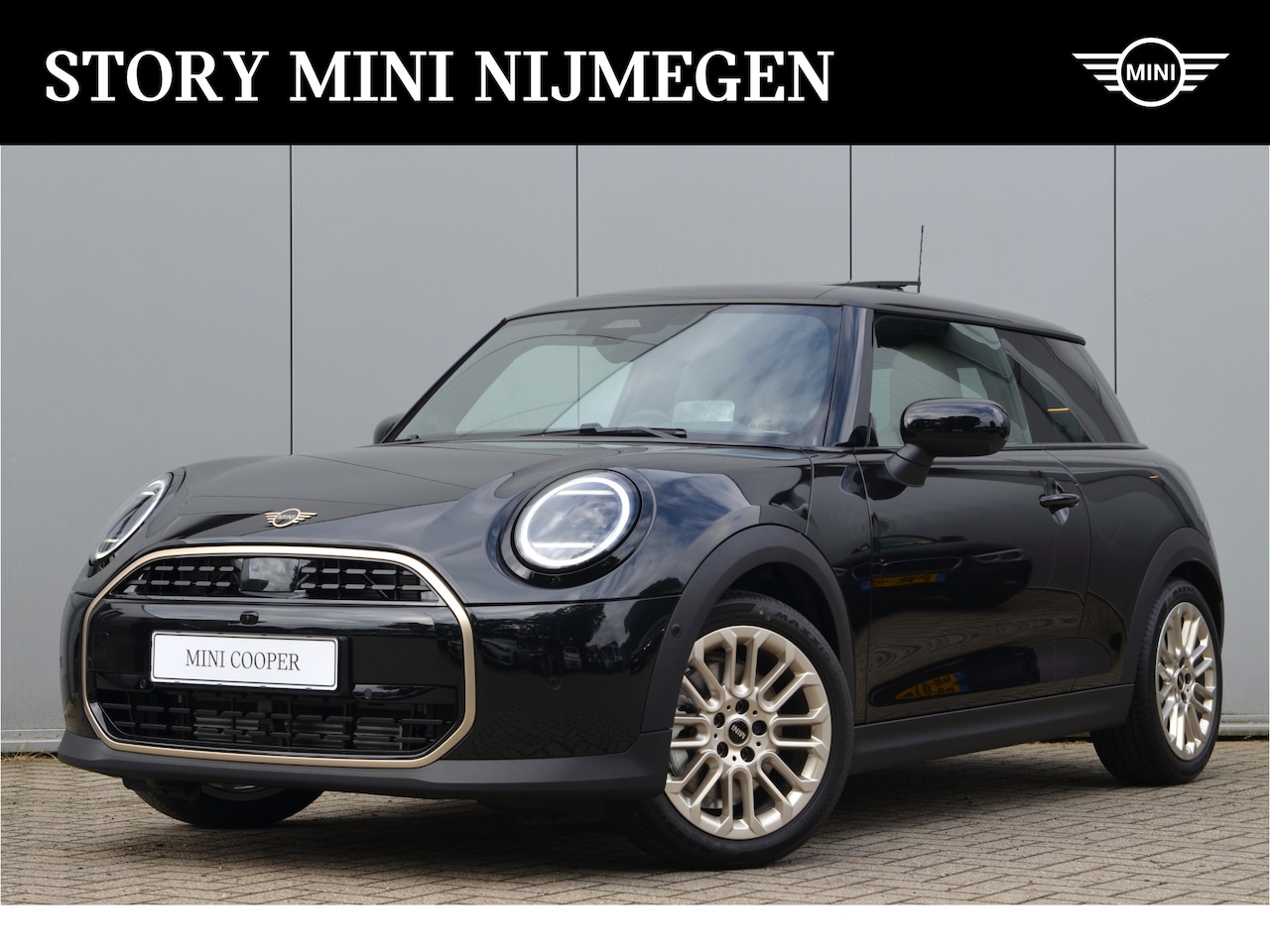 MINI Cooper - Hatchback C Automaat / Favoured Trim / Pakket L / 17 inch U-Spoke vibrant silver - AutoWereld.nl