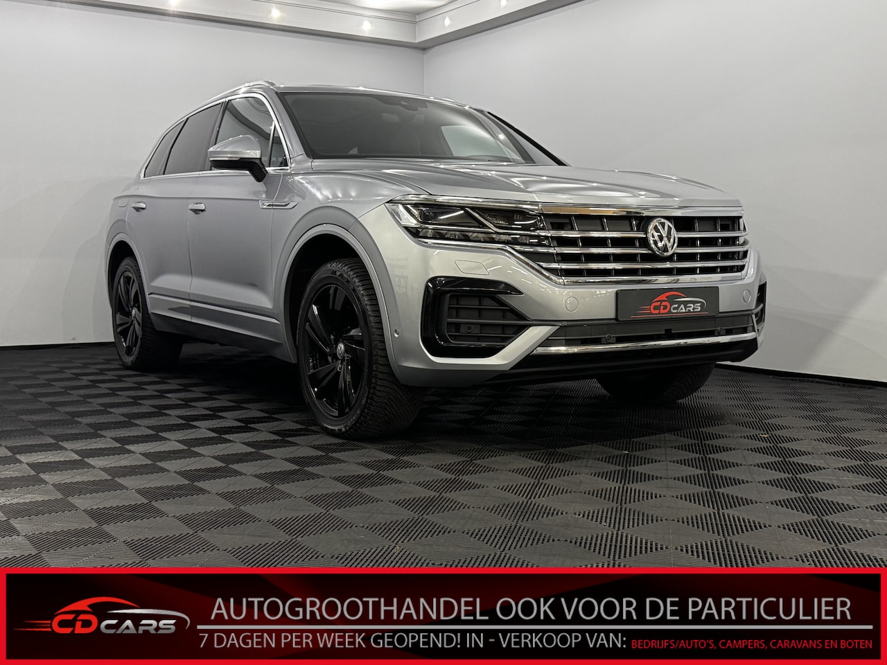 Volkswagen Touareg - 3.0 TDI R-Line Pano, Leder, camera, Navi, Elektrische achterklep, Stoelverwarming, Trekhaa - AutoWereld.nl