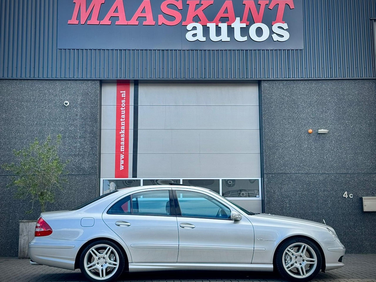Mercedes-Benz E-klasse - E55 / V8 Kompressor / Sedan / 476pk / Sunroof / Harman Kardon / Btw refundable / YOUNGTIME - AutoWereld.nl