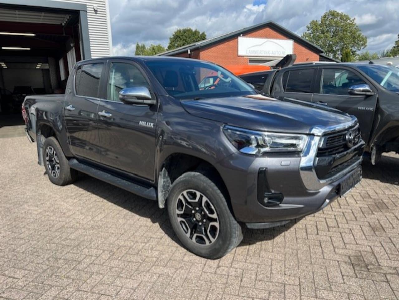 Toyota HiLux - 2.8 D-4D 150KW Double Cab 5P AUTOM. KLIMA LEER 4WD - AutoWereld.nl