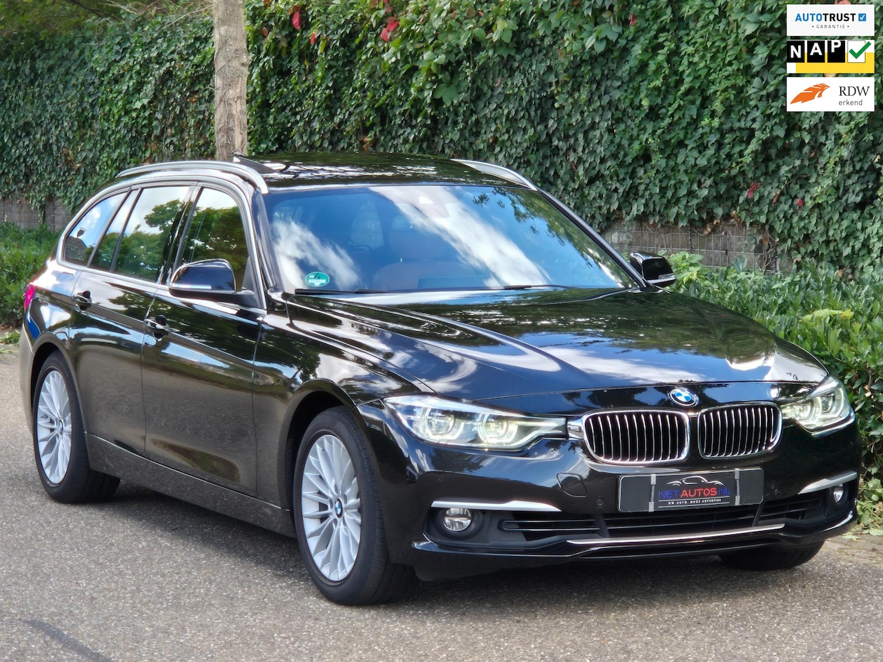 BMW 3-serie Touring - 320i Edition Luxury Line Purity Executive Pano Trekhaak HUD CarPlay NAP Navi Camera GARANT - AutoWereld.nl