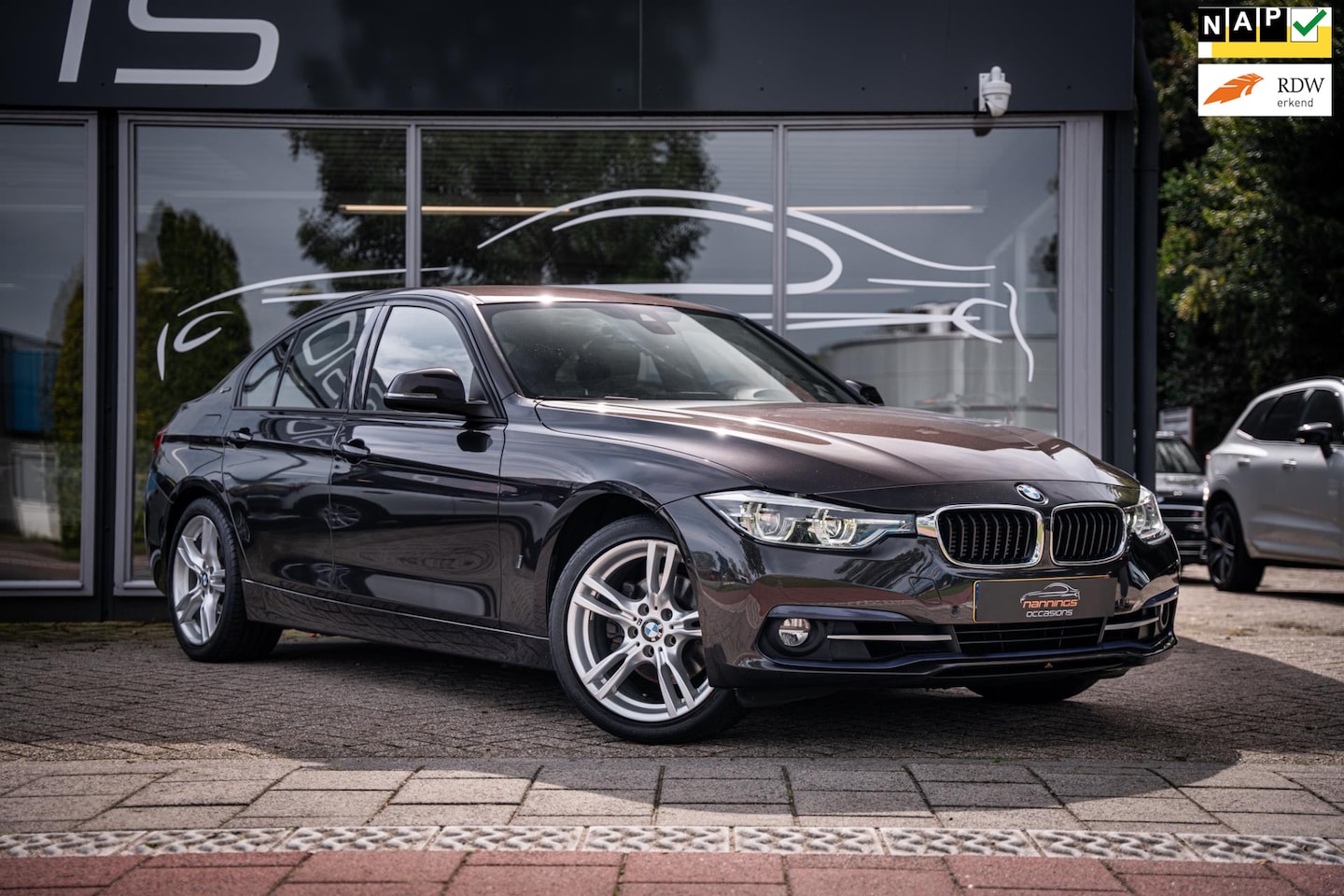 BMW 3-serie - 330e Edition Luxury Line Purity High Executive Lane Assist|Dealer OH|Grootscherm Navi|LED| - AutoWereld.nl