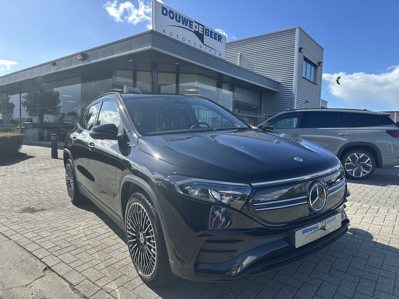 Mercedes-Benz EQA - 250 AMG Line 67 kWh Pano-Dak | Trekhaak | Burmester | 360-Camera | Keyless - AutoWereld.nl
