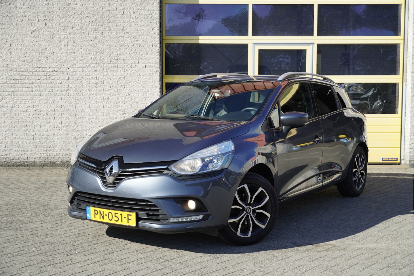 Renault Clio Estate - 1.5 dCi Ecoleader Zen BJ2017 Lmv 16" | Led | Pdc | Navi | Trekhaak | Climate control | Cru - AutoWereld.nl