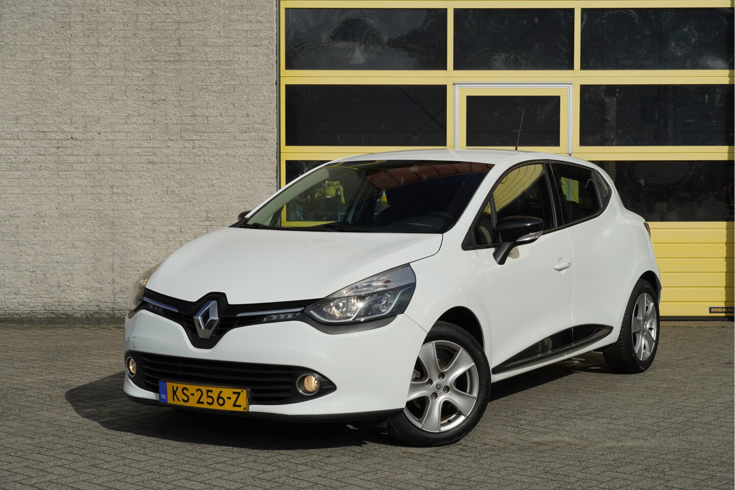 Renault Clio - 0.9 TCe 5drs Eco2 Dynamique BJ2016 Lmv 16" | Led | Pdc | Navi | Keyless entry | Airco | Cr - AutoWereld.nl