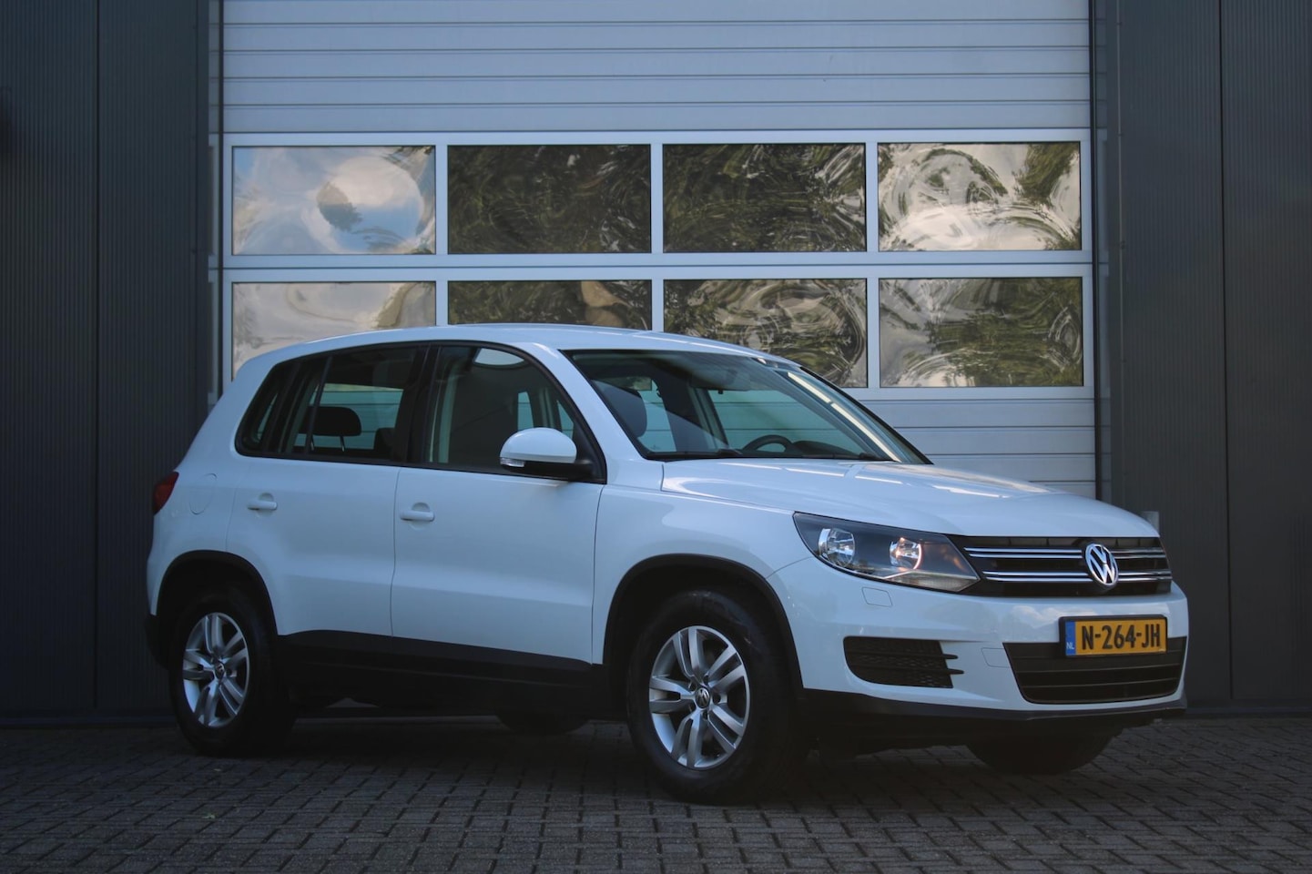 Volkswagen Tiguan - 1.4 TSI Easyline 122pk Airco/Cruise/Stoelverwarming/RadioCD/Elek.Ramen/C.V./16"LM/Isfofix/ - AutoWereld.nl